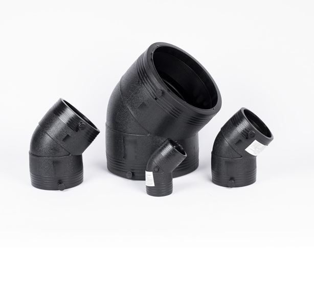 In che modo la progettazione di un gomito di 45 gradi di elettrofusione HDPE migliora l'efficienza del flusso nelle condotte del fluido o del gas?